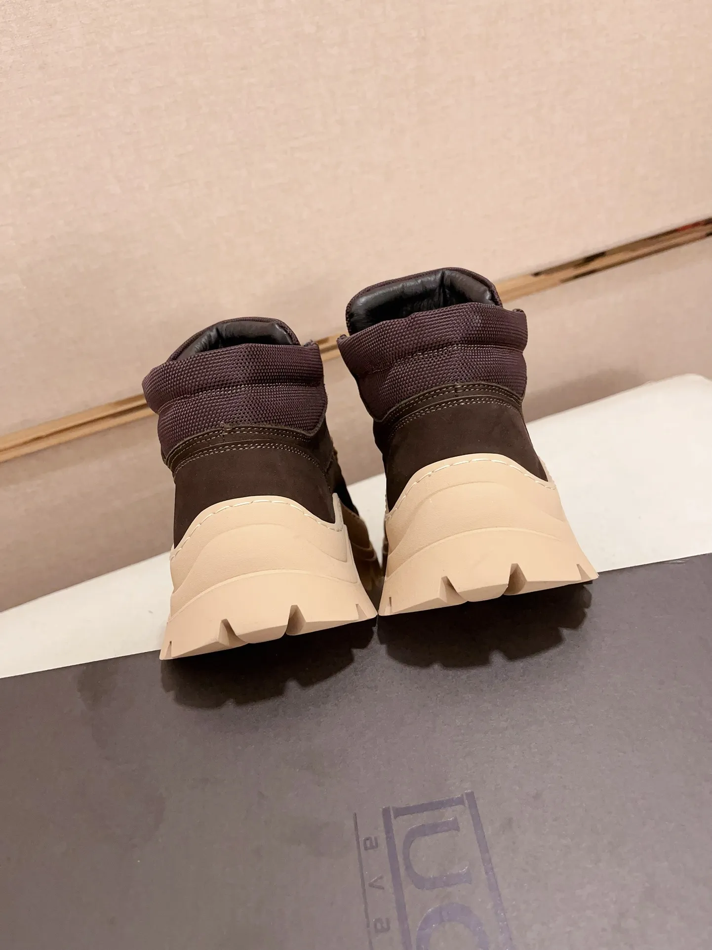 Factory Price: 390 Men's Men's Shoes 💰North American Men's Shoes Ugg ☃️In the special sale of new high-quality men's shoes and snow boots in autumn and winter, the nemesis of extreme cold weather! Made of cowhide leather, merino wool lining, and original outsole, whether driving, outdoor or daily wear, there is always one that suits you! Code number 39-44